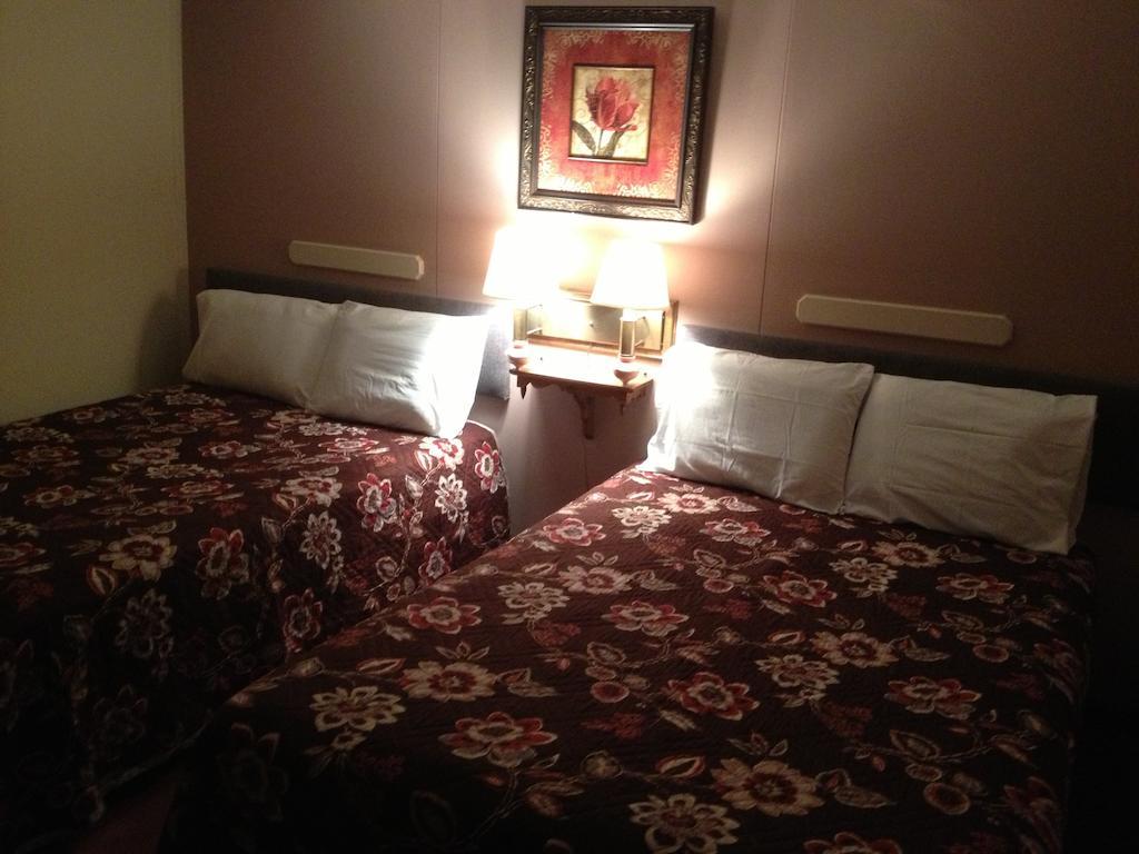 Matterhorn Tower Hotel Eureka Springs Room photo